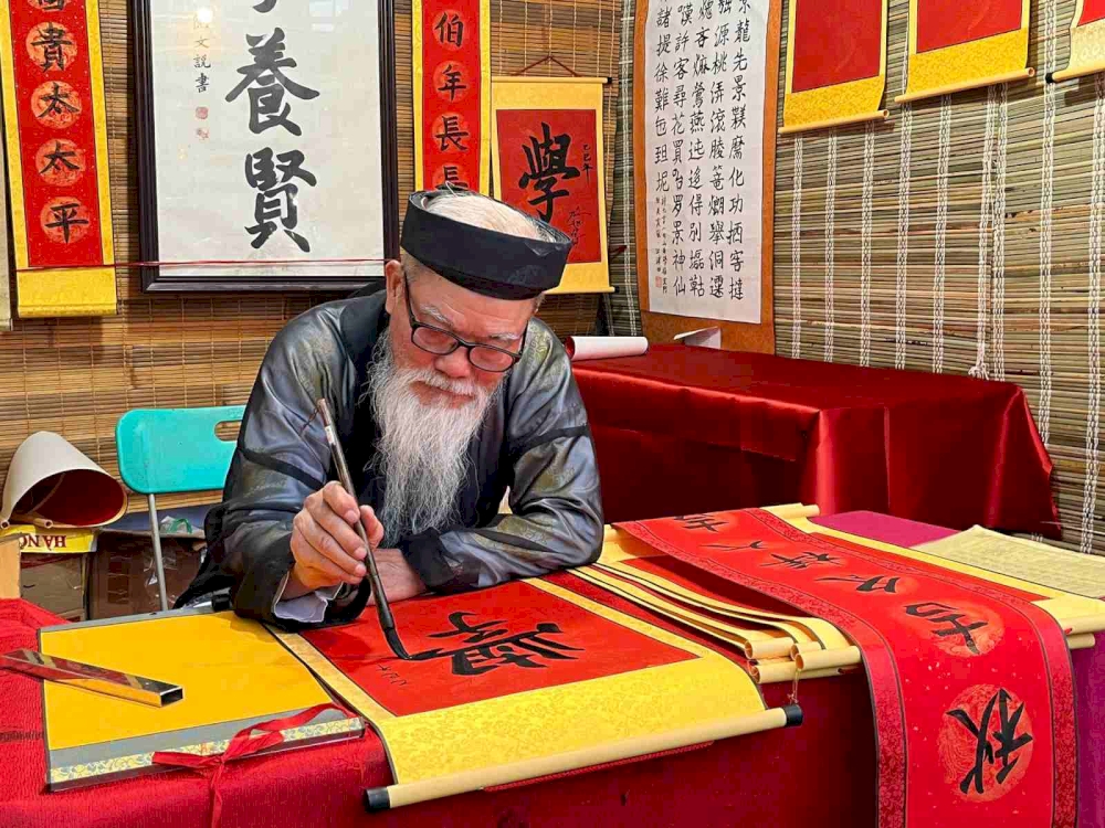 Calligraphy – A beautiful New Year tradition at the Temple of Literature (Source: Internet)